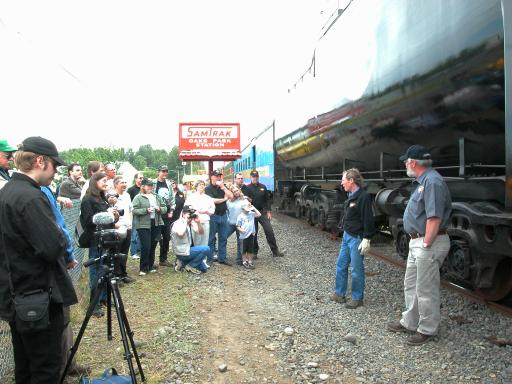 crowd alongside 700