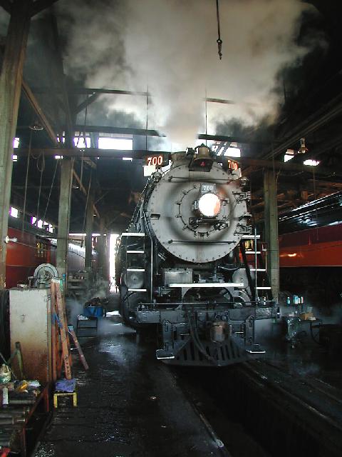 SP&S 700 in roundhouse